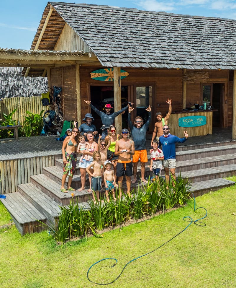La bande de la Nossa Vibe à la base de l'école, à Atins
