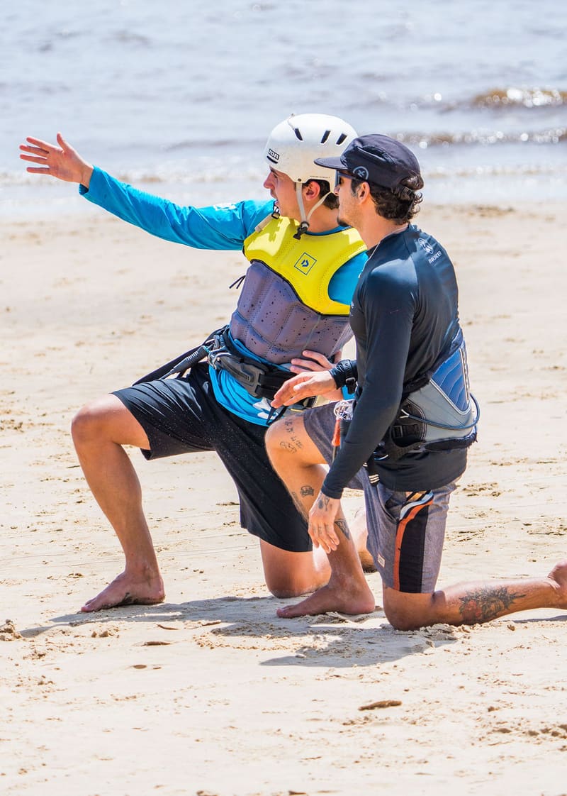 Aula de kitesurf com instrutor na praia de Atins